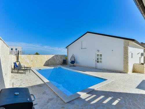 Crowonder Smile Villa