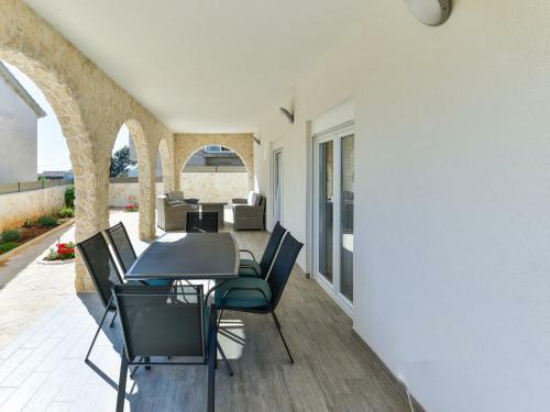 Crowonder Smile Villa