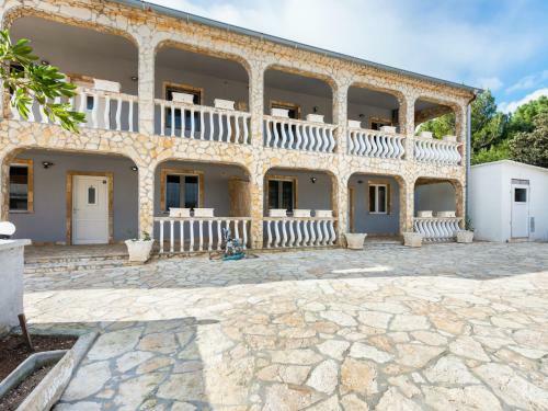 Snug Apartment In Vir With Sea Beach Nearby