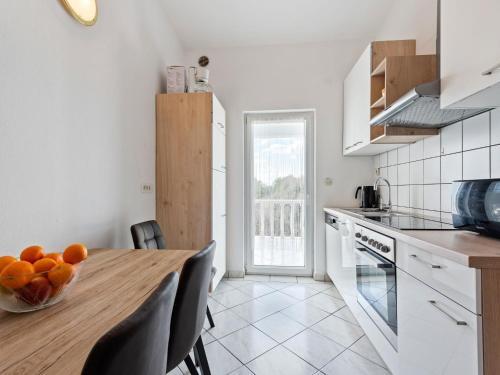 Modern Apartment In Vir With Balcony