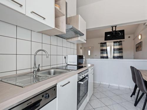 Modern Apartment In Vir With Balcony