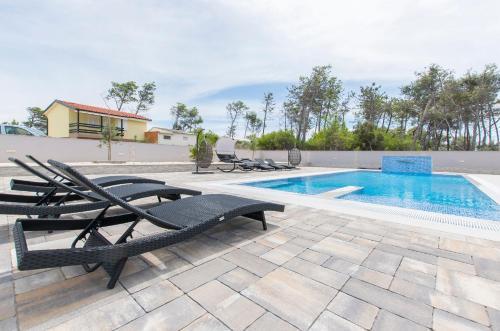House Luxury Stone Villa Vir