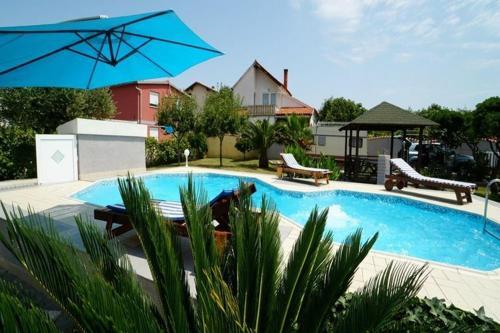 Villa With Pool And Guesthouse Vir