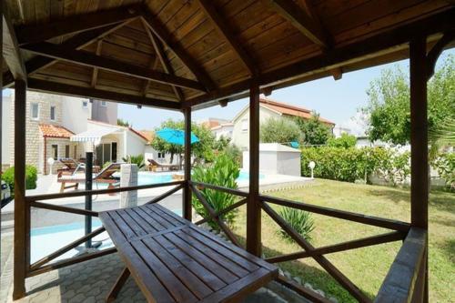 Villa With Pool And Guesthouse Vir
