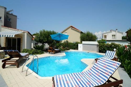Villa With Pool And Guesthouse Vir