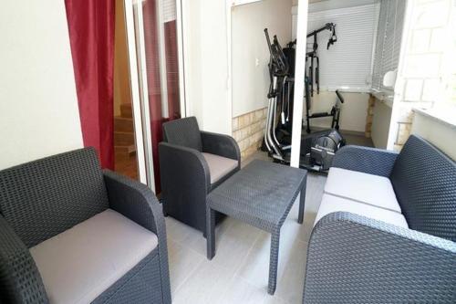 Villa With Pool And Guesthouse Vir