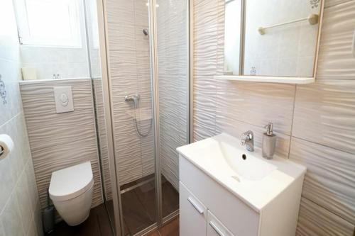 Villa With Pool And Guesthouse Vir