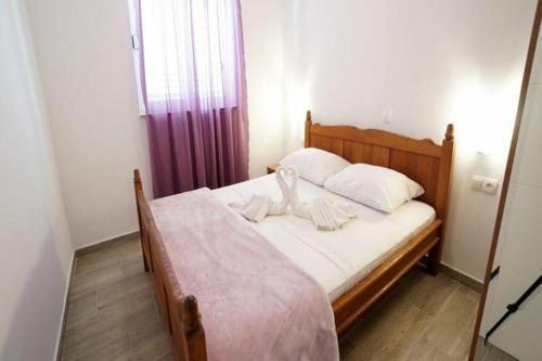 Villa With Pool And Guesthouse Vir
