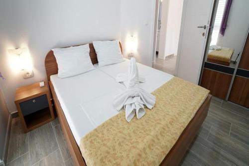 Villa With Pool And Guesthouse Vir
