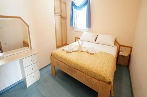 Villa With Pool And Guesthouse Vir