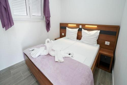 Villa With Pool And Guesthouse Vir