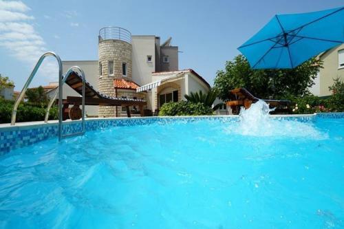 Villa With Pool And Guesthouse Vir