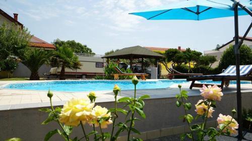 Villa With Pool And Guesthouse Vir