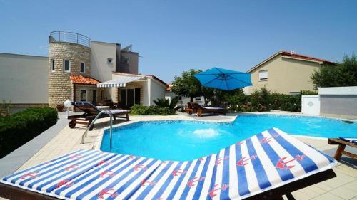 Villa With Pool And Guesthouse Vir