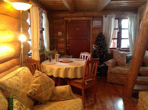 Forest Edge Lodge And House