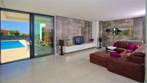Hostal Eco-friendly Villa Aria With A Pool And A Party Room