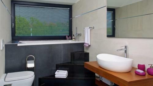 Hostal Eco-friendly Villa Aria With A Pool And A Party Room