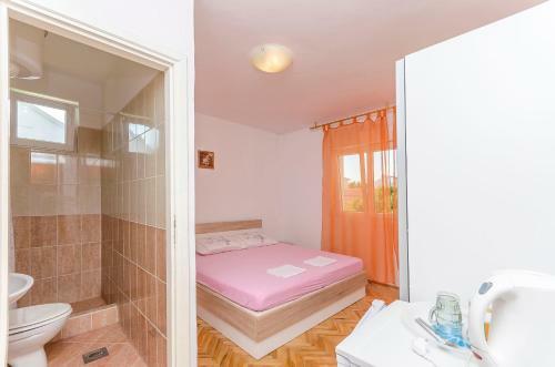 Hostal Rooms Mira
