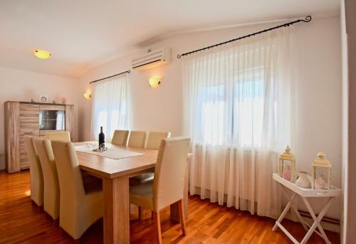 Spacious Apartment With Pool In Vodnjan