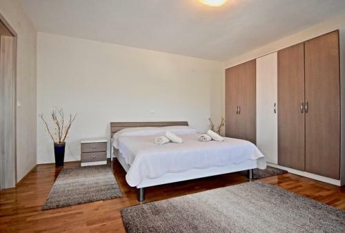 Spacious Apartment With Pool In Vodnjan