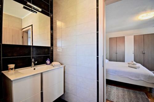 Spacious Apartment With Pool In Vodnjan