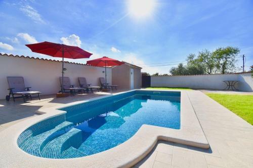 Spacious Apartment With Pool In Vodnjan
