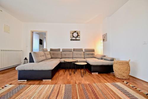 Spacious Apartment With Pool In Vodnjan