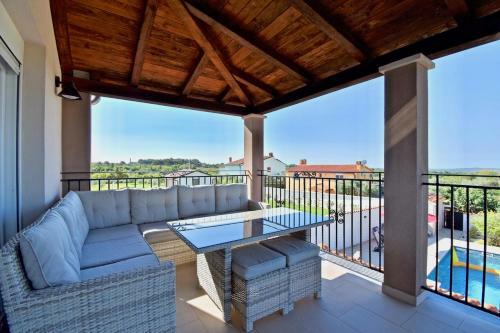 Spacious Apartment With Pool In Vodnjan