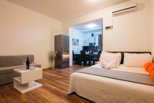 Beachfront Apartments With Private Parking Ae1183