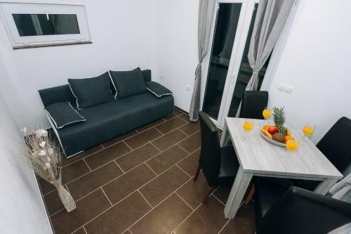 Beachfront Apartments With Private Parking Ae1183