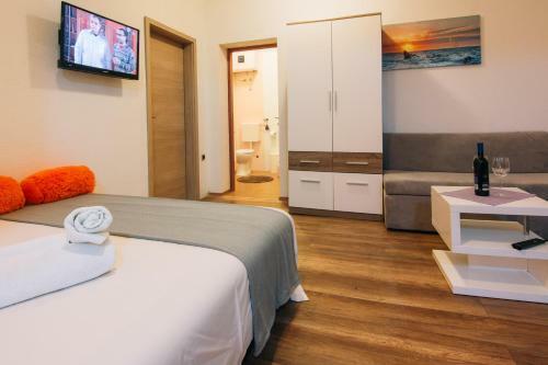 Beachfront Apartments With Private Parking Ae1183