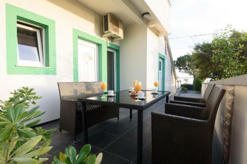 Beachfront Apartments With Private Parking Ae1183