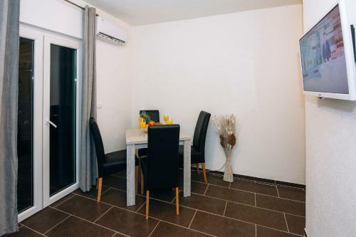 Beachfront Apartments With Private Parking Ae1183