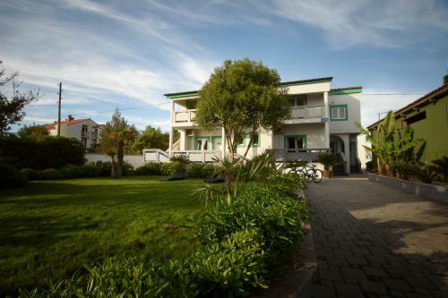 Beachfront Apartments With Private Parking Ae1183