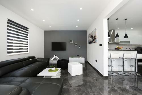 Villa Mare - With Heated Pool