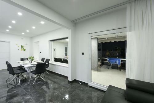 Villa Mare - With Heated Pool