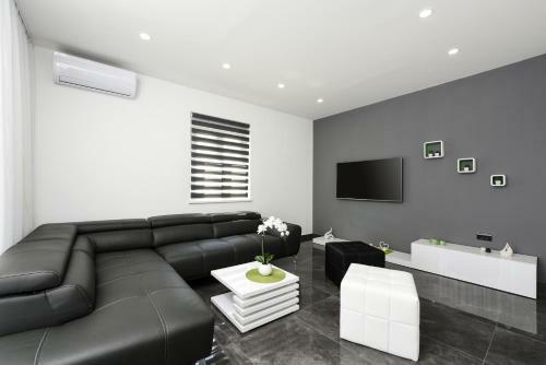 Villa Mare - With Heated Pool