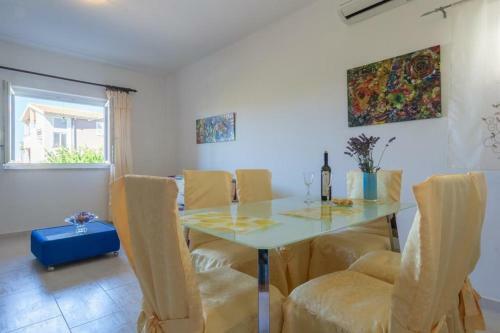 Apartments Marinka-with Backyard