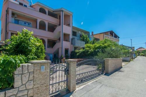 Apartments Marinka-with Backyard