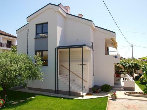 Apartments Emil-close To The Beach