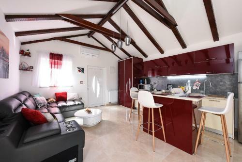 City Villa With Pool Yespeace