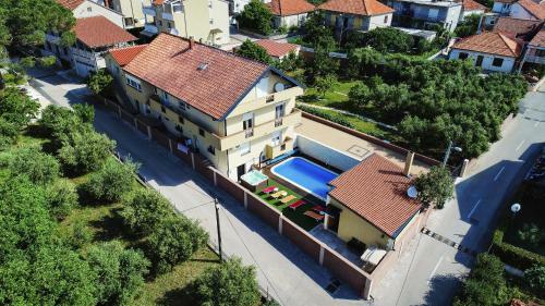 City Villa With Pool Yespeace
