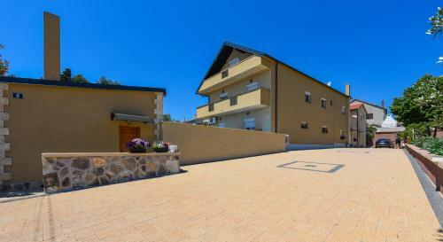 City Villa With Pool Yespeace