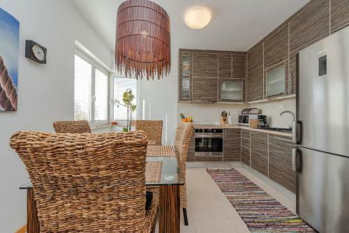 Romantic Oasis Modern Apartment