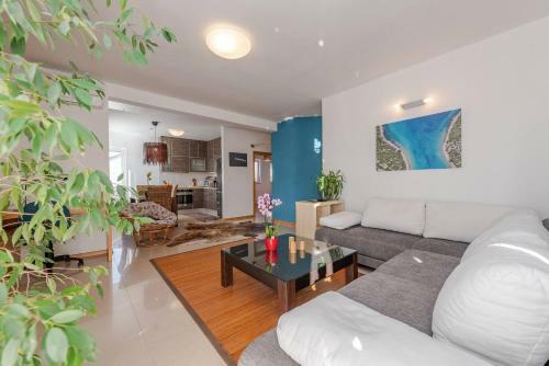 Romantic Oasis Modern Apartment