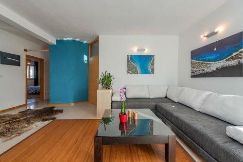 Romantic Oasis Modern Apartment