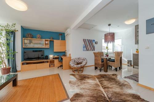 Romantic Oasis Modern Apartment