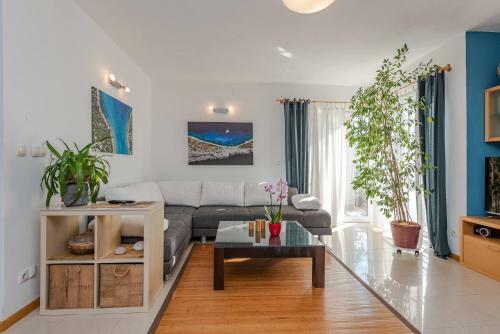 Romantic Oasis Modern Apartment