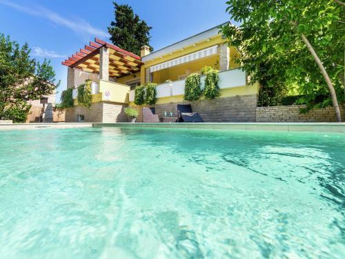 Villa With Pool Luna