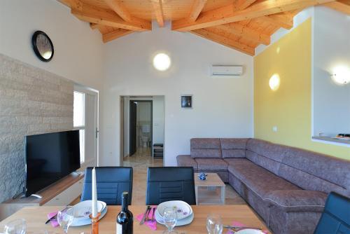House Roza 2065